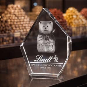 Trophée en verre optique de prestige. Gravure laser au cœur du verre