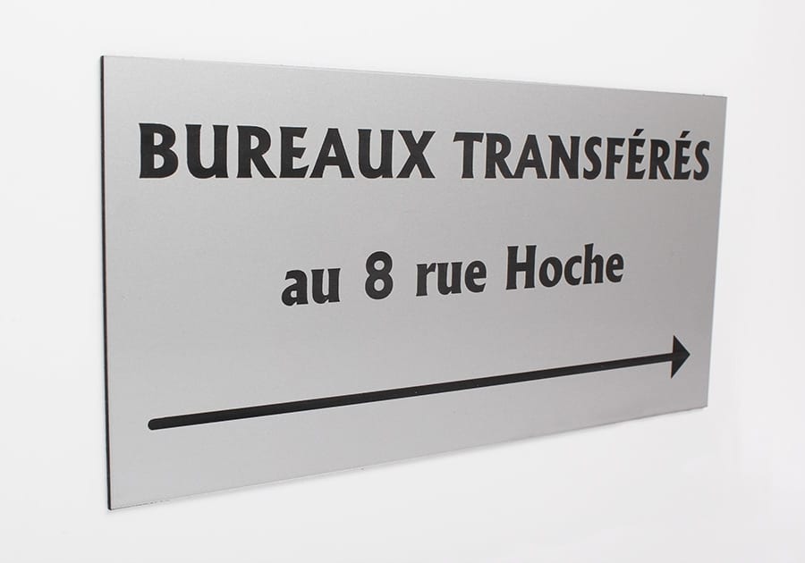 Plaque acrylique gravée : idéale pour votre signalétique