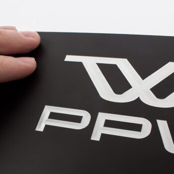 Plaques de signalétique gravées ou imprimées - plaque aluminium noire avec gravure laser