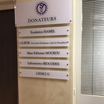 Plaques de signalétique gravées ou imprimées - plaque interieure plexi