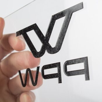 Plaques de signalétique gravées ou imprimées - plaque plexi transparent avec gravure