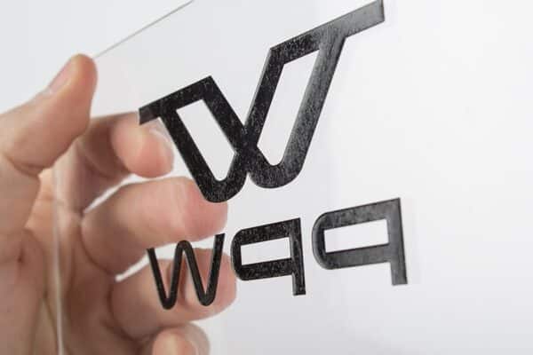 Plaques de signalétique gravées ou imprimées - plaque plexi transparent avec gravure