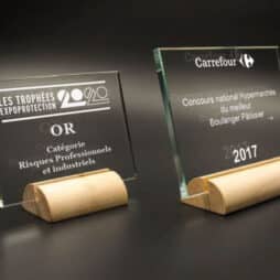 Trophée en verre sur support bois personnalisé par gravure laser
