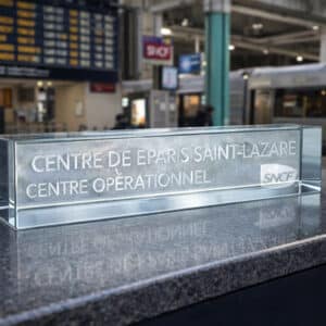 Grand trophée rectangulaire en verre gravé