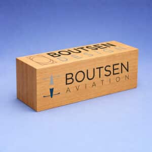 Trophées en bois personnalisables, gravure laser et marquage couleurs