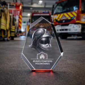 Trophée en verre optique facetté gravé base rouge