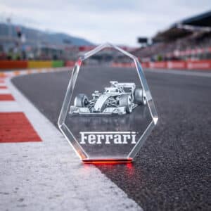 Trophée en verre optique facetté gravé base rouge