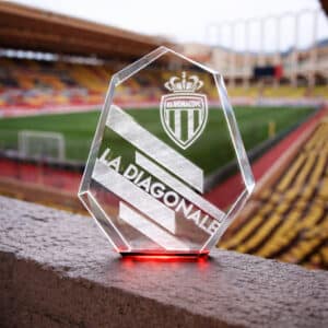 Trophée en verre optique facetté gravé base rouge