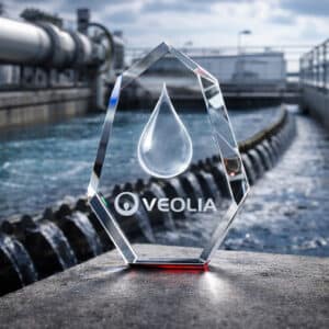 Trophée en verre optique facetté gravé base rouge