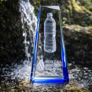 Trophée en verre personnalisé original gravé avec base bleue