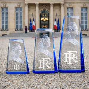 Trophée en verre personnalisé original gravé avec base bleue