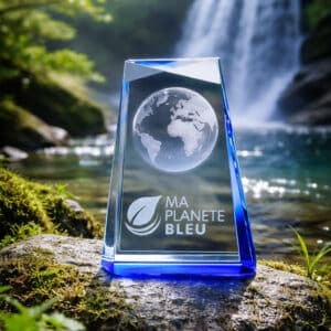 Trophée en verre personnalisé original gravé avec base bleue