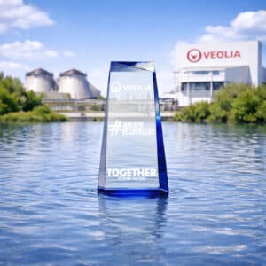 Trophée en verre personnalisé original gravé avec base bleue