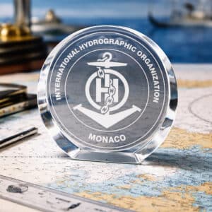 Trophée rond en verre optique incliné gravé