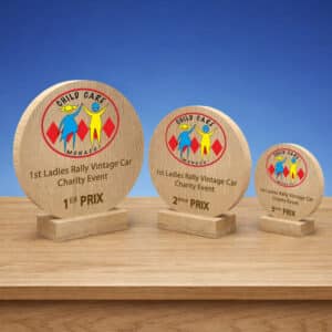 Trophée rond en bois sur socle. Marquage gravure laser et impression couleur