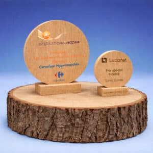 Trophée rond en bois sur socle. Marquage gravure laser et impression couleur