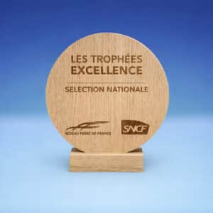 Trophée rond en bois sur socle. Marquage gravure laser et impression couleur