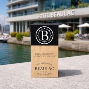 Trophée colonne bois plexi personnalisé sur mesure.